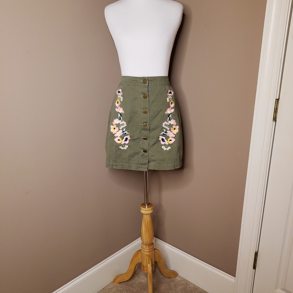 En Creme Floral Embroidered Skirt